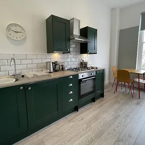 Apartment Explore The Cotswolds, Modern, Parking,, Cheltenham